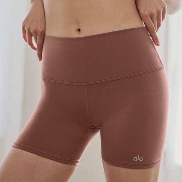 Alo Yoga 5" Airbrush High Waist Biker Short in Chestnut, Small - Picture 8 of 9